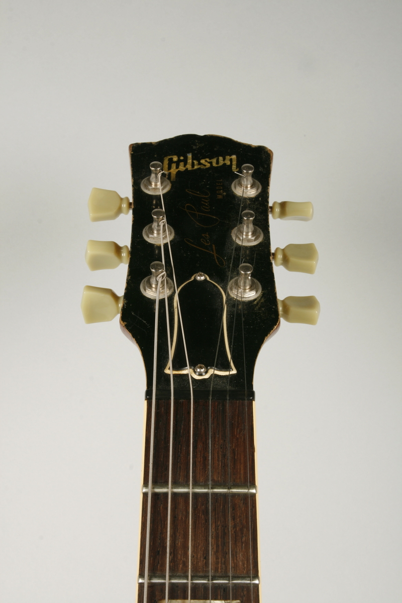 Gitar med 6 strenger. Kropp fra 1952, pikups fra 1957 (Humbucker). Lakkert om, innen innkomst.