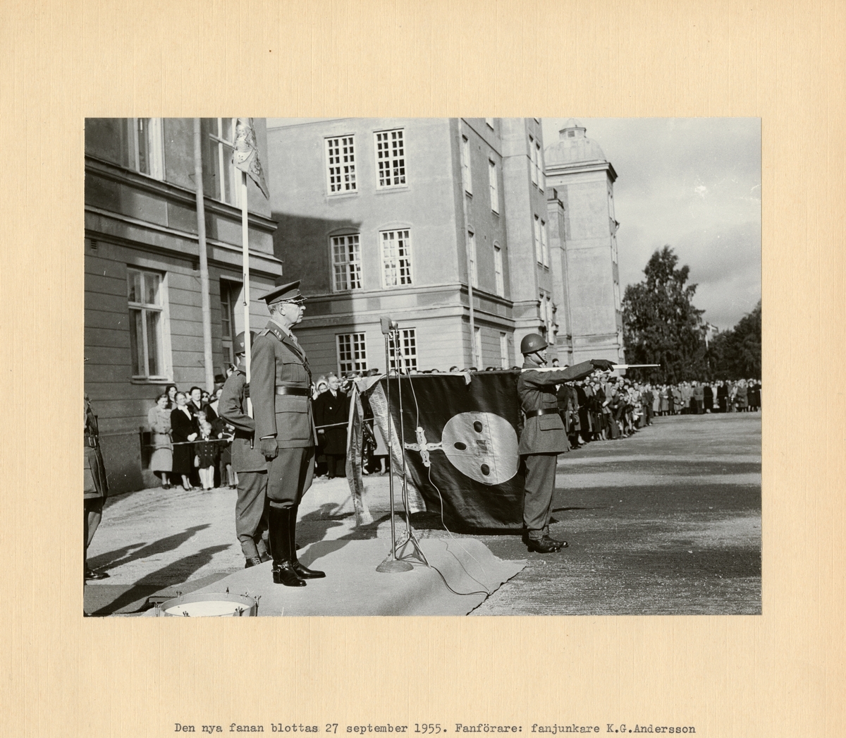 Text i fotoalbum: "Den nya fanan blottas 27 september 1955. Fanförare: fanjunkare K.G. Andersson"