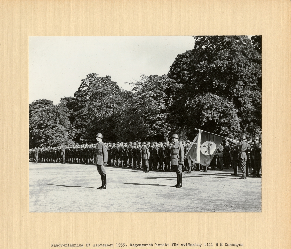 Text i fotoalbum: "Fanöverlämning 27 september 1955. Regementet berett för avlämning till H M Konungen"