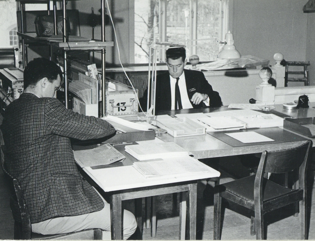 Registrering av handlingar, kodning av skolutbildning m m samt rättning av prov påbörjas snarast. Provledare och stf i Flustret 1965