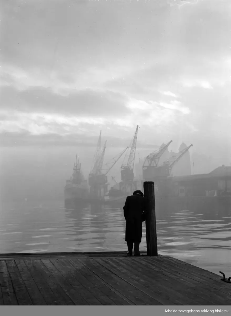 Tåken ligger tykt over Oslo havn. November 1951.