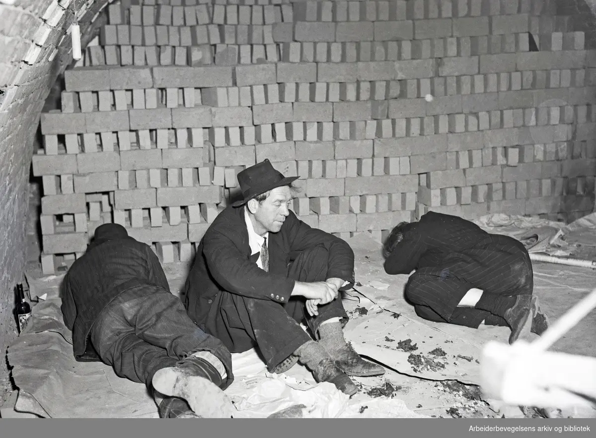 Uteliggere på Hovin teglverk. Mars 1951