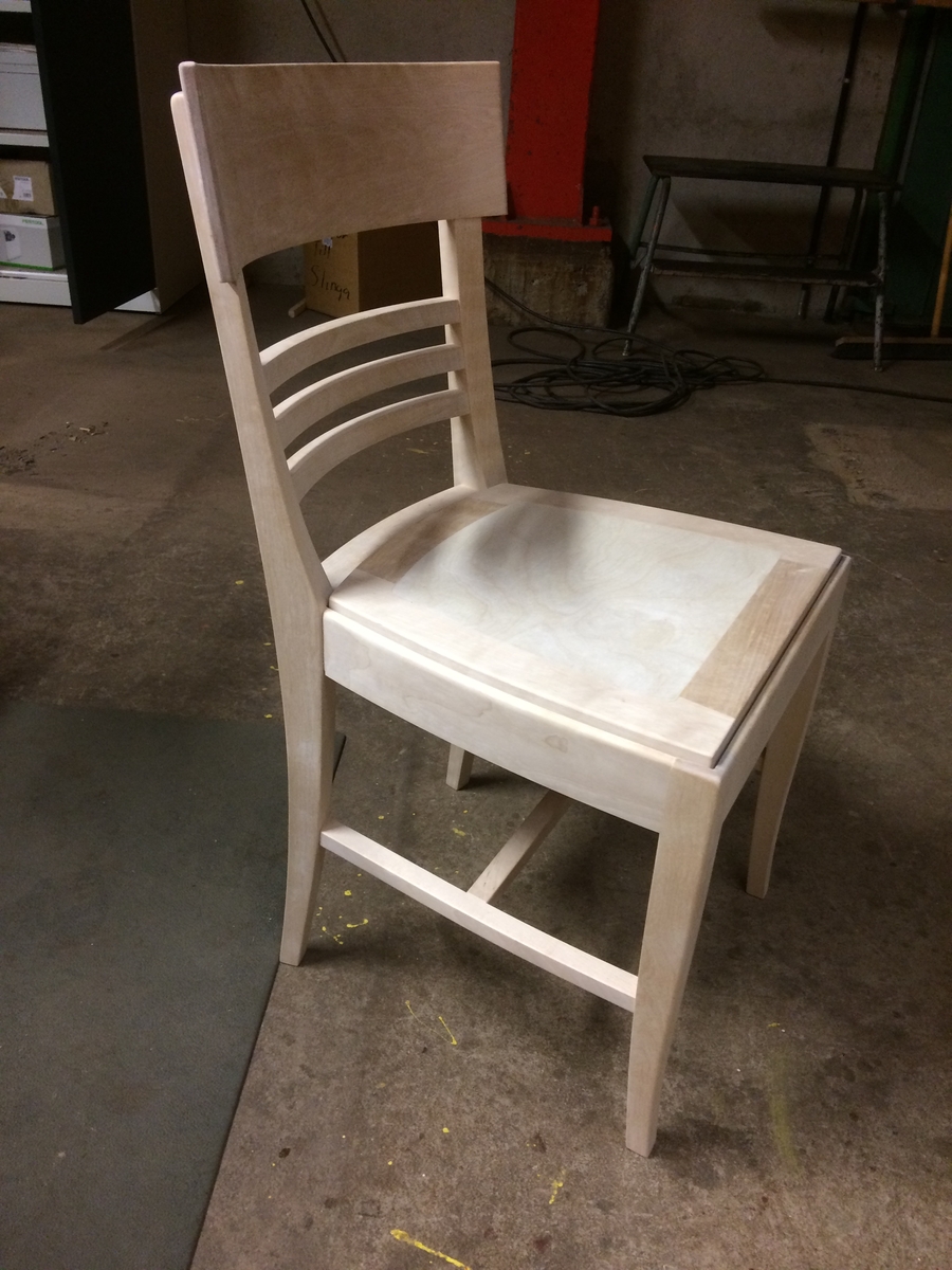 Färdigmonterad stol tillhörande SJ Ro2 2702 klar för ytbehandling. Nytillverkning av J.Lennartsson Snickeri AB.