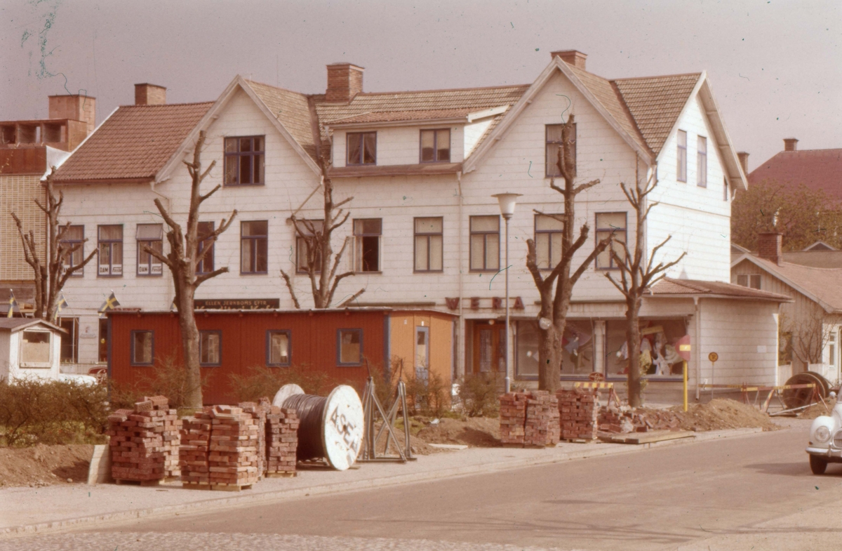 Utmed Kungsgatan i Huskvarna på 1960-talet står ett vitt hus.