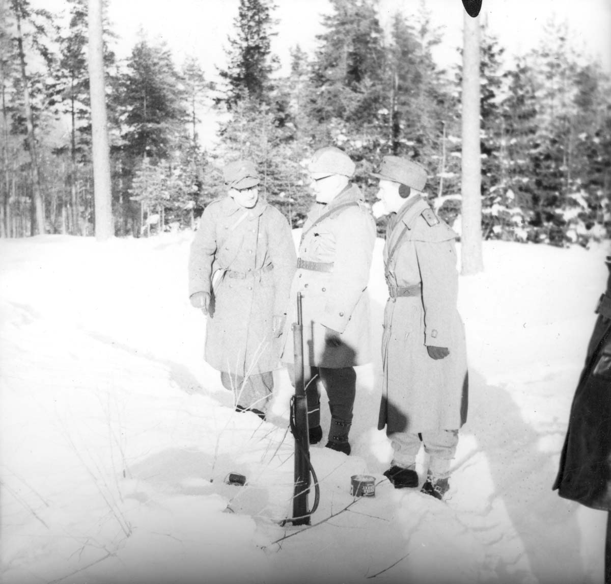 Hemvärnsövning i eld överfall 1960-talet.  I mitten General Rickard Åkerman.  Till höger Fj K-E Lundh.
