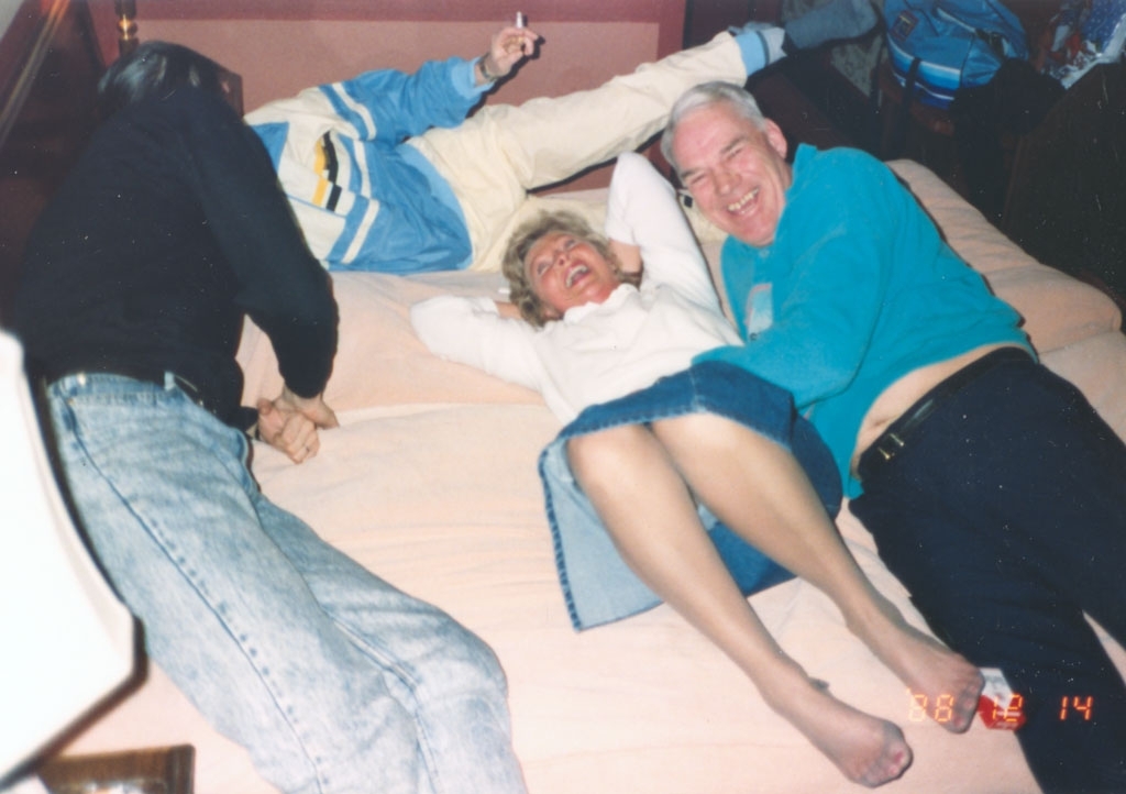På sängen ligger fr.v S.O Malmgren, Lillemor Fridlund och Dan Gustavsson 19881214.