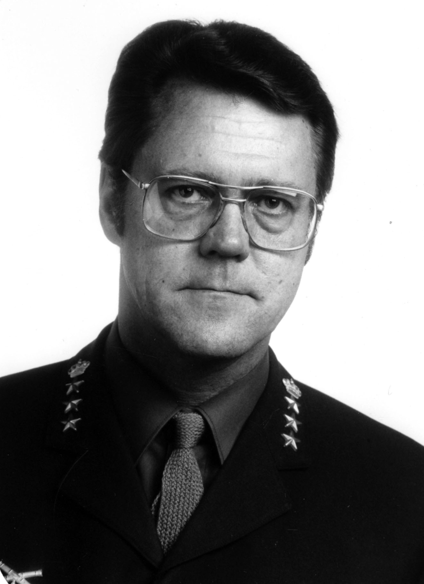 Ett porträtt på Torsten Engberg, överste 1 och stabschef Milo V.
