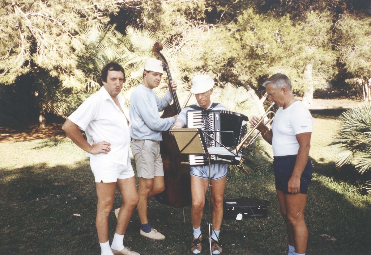 Spanien-turné med Skövde emsemlen år 1984. Musikrepition på gräsmattan.