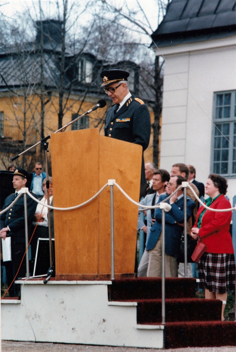 Trängtrupperna 100 år, 1985.   Arméchefen, Erik G Bengtsson, håller tal i Karlbergs slottspark 1985-05-12.