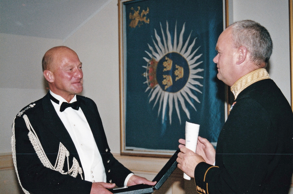 T 2 höstmiddag i oktober 2002.  C T 2, överste Jan Persson, till vänster.