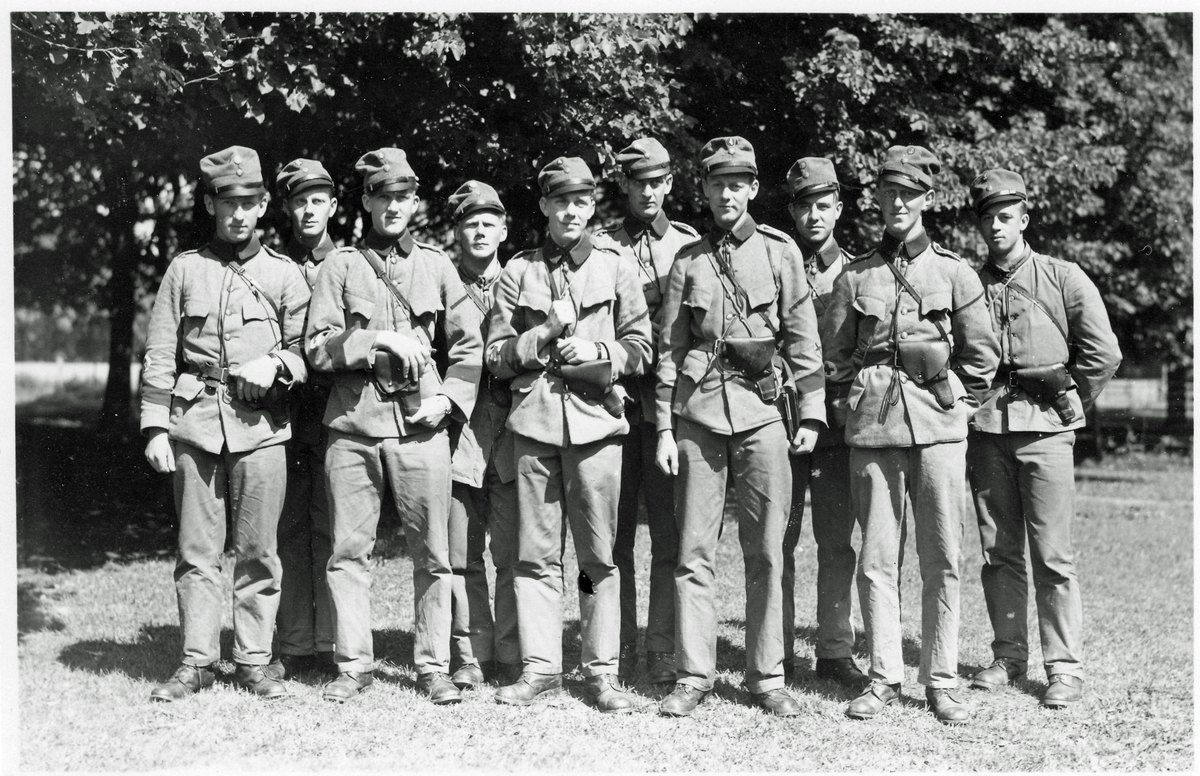 Korpraler vid 3. komp, Göta Trängkår, i Axvall 1939.   Fr.v: Olander, Lagerstedt I 15, Weberg, okänd, okänd, Fransson I 17, Carlsson, okänd, Wallander och Gunnerud.