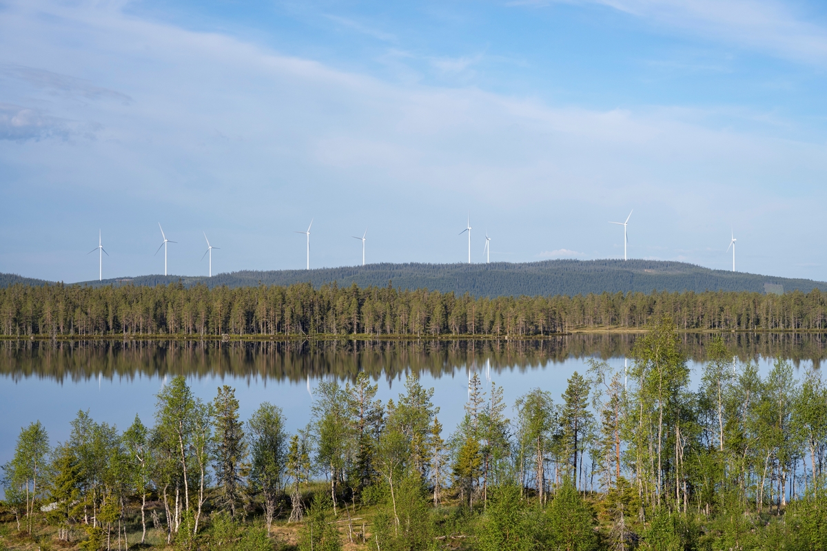 Vindturbiner på Kjølberget Vindkraftverk i Våler, fotografert fra Rysjøen, Trysil, Innlandet.