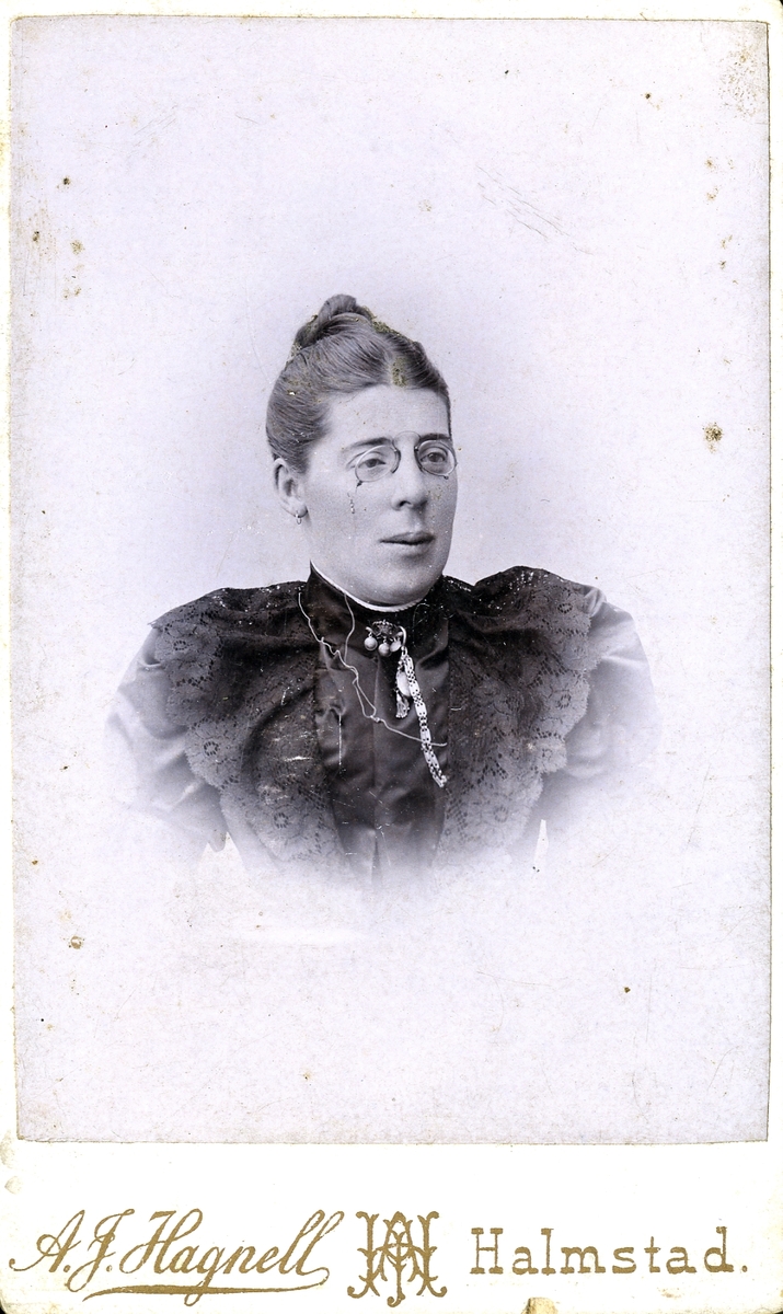 Okänd kvinna i glasögon och spetskrås, fotograferad i Halmstad.