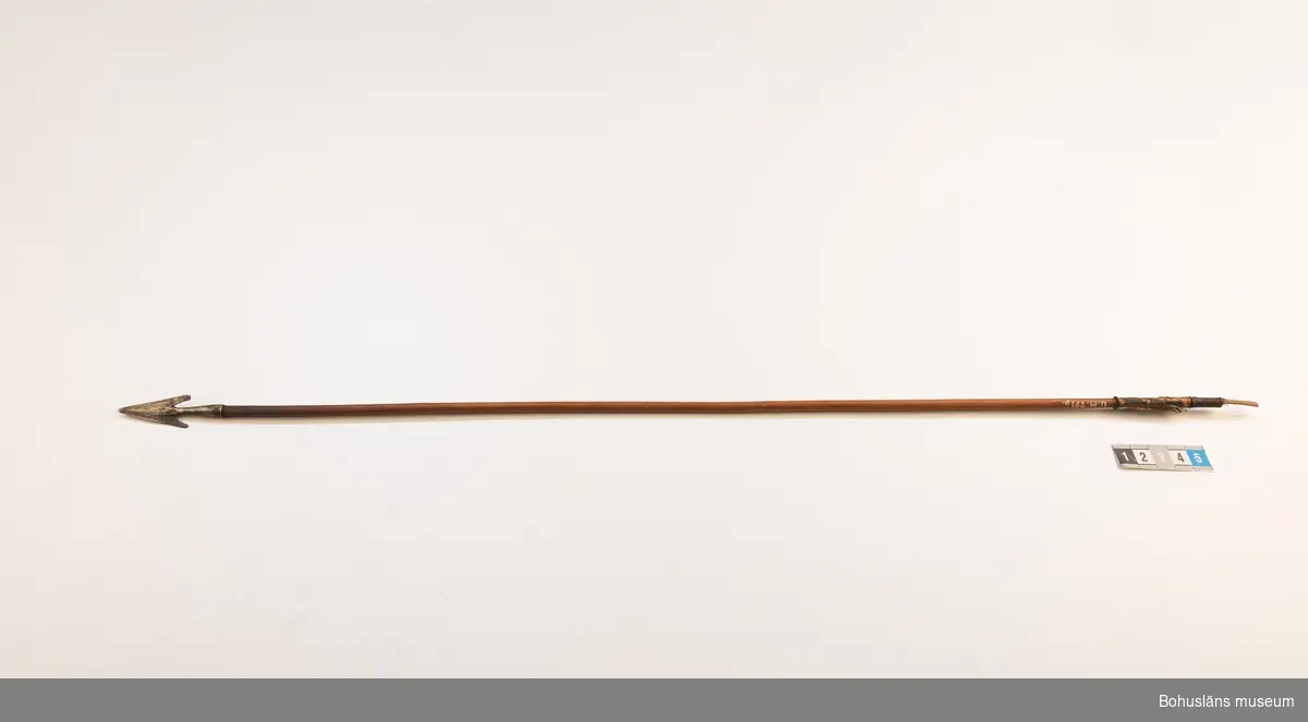 Ur handskrivna katalogen 1957-1958:
Båge m. 17 pilar, Afrika
Bågen a) L.103 cm; m. sträng av en vidja; i bågens ändar runda träkulor. Hel.
b-l, 3- kantiga m. smal svart fastsurrad träspets m. hullingar.
b-c, L. 72 och 71,2 cm; har blad infällda i ändan som styrfjädrar.
d-k, L. 75,5; 72; 71,8; 71,8; 71,6; 71,5; 76,6; 66 cm; lika b och c men saknar styrfjädrar;
k upptrasad i ändan.
l, L. 55,5; av ngt annan typ än föreg, har haft spets och styrfjädrar, vila saknas.
m-r, runda skaft, styrfjädrar, spetsen av järn m. hullingar (ej 791 m) och holk f. fastsättn.
P: Fragmenterade styrfjädrar och en lös styrfjäder.
L. 69; 68,1; 76,4; 65; 64,7; 61,3 cm;
("r" saknar spets; n och q saknar en hulling. "o" saknar 2 styrfjädrar; "p" saknar ena delen i "klykan" f. strängen)

Ur Knut Adrian Anderssons Katalog II 1916:
No 22, nr 7, 8 ,9 på etiketten i Elmer Göranssons samling. Båge av trä m. sena till sträng jämte 17 förgiftade pilar av två typer med hullingar. Från Mogala i Belgiska Congo.

Artikel i Bohusläningen måndagen den 1 november 1937, "Vittberesta bohusläningar berätta. Upplevelser under 30-årig vistelse i Belgiska Kongo. Kapen Elmer Göransson. Folk och sedvänjor under ekvatorns glödande sol."

UMFA54467:0588 visar porträtt på sjökapten Elmer Göransson i uniform med ett antal ordnar och utmärkelser. Fotograf Thure Nihlén, Uddevalla.