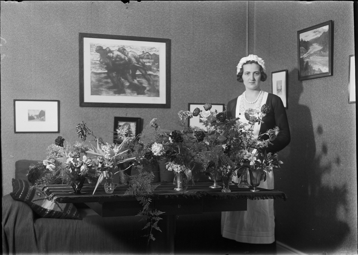 "Fröken" Valberg omgiven av blommor