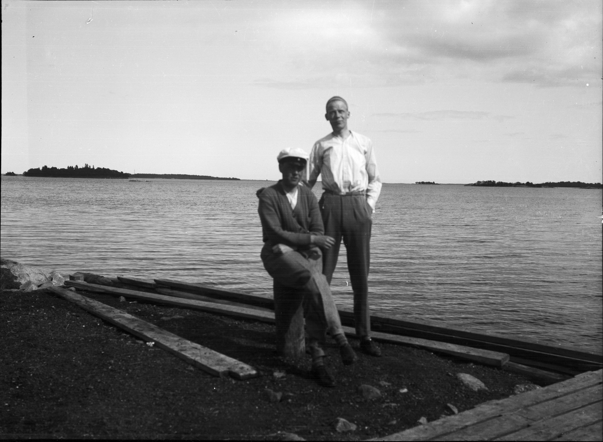 Två män vid vattnet, Uppland