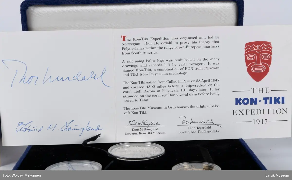 Samlingen består av 3 stk. mynter i blått fløyelsetui med påskrift "The Singapore Mint".
Med samlingen følger også en følgeseddel med historien om Kon-Tiki ekspedisjonen i korte trekk, signert av Thor Heyerdahl og Knut Haugland., samt et garantibevis.