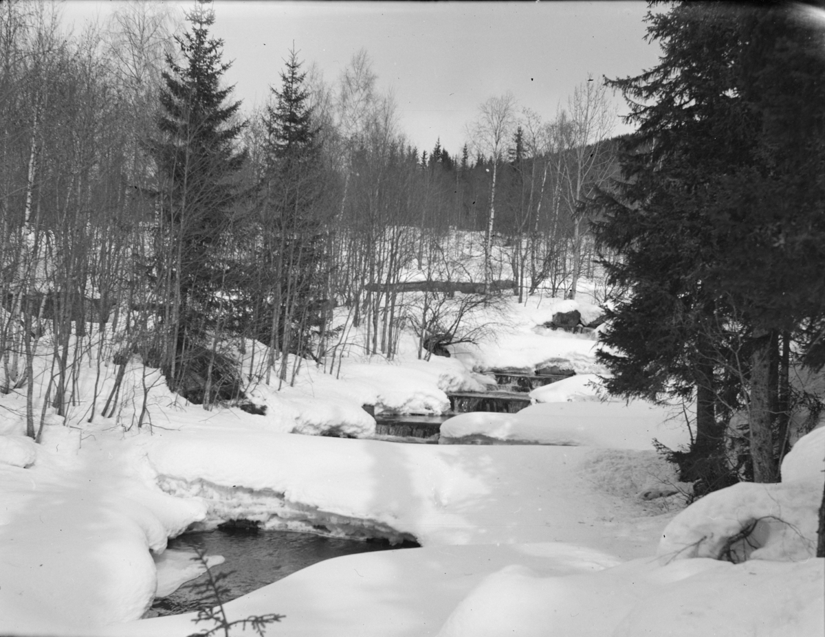 Vinter, landskap med elv, trolig ved Syvfallene i Mesnaelva - Maihaugen ...