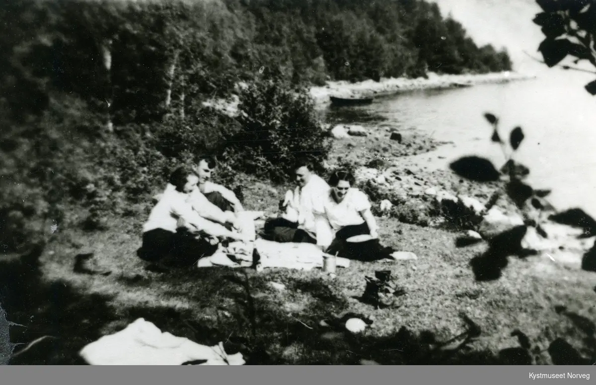 Gudrun og Sverre Einvik, Dagmar og Hjalmar Einvik på  " Søndags-piknik" i Susvika, Flatanger