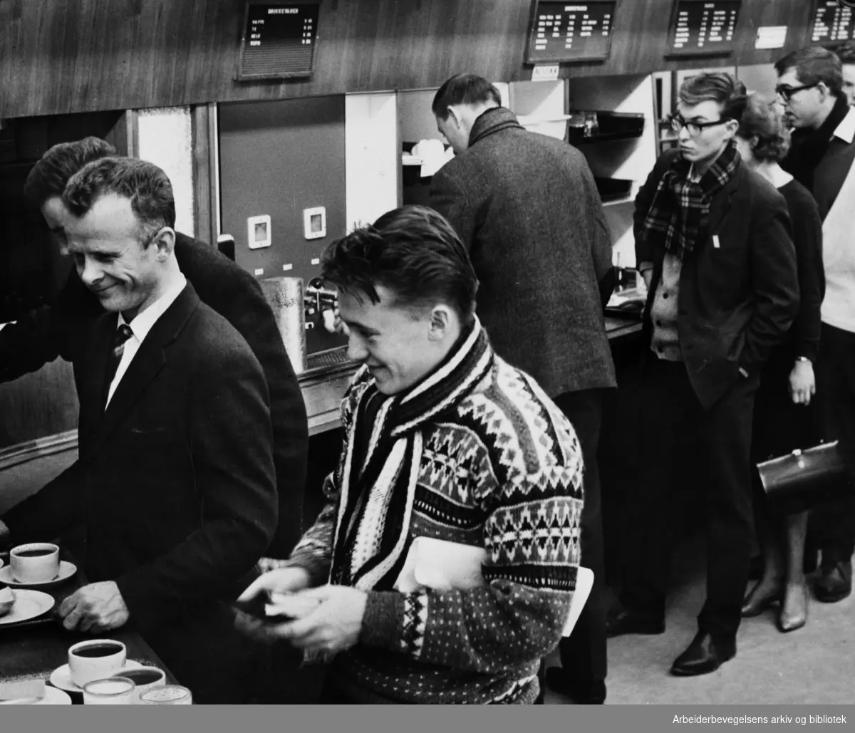 Studenter i matkø på Blindern. "Fredrikke". Januar 1964