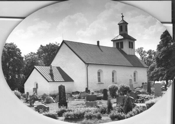 Vykort, "Breareds kyrka, Simlångsdalen" med kyrkogården i förgrunden.
