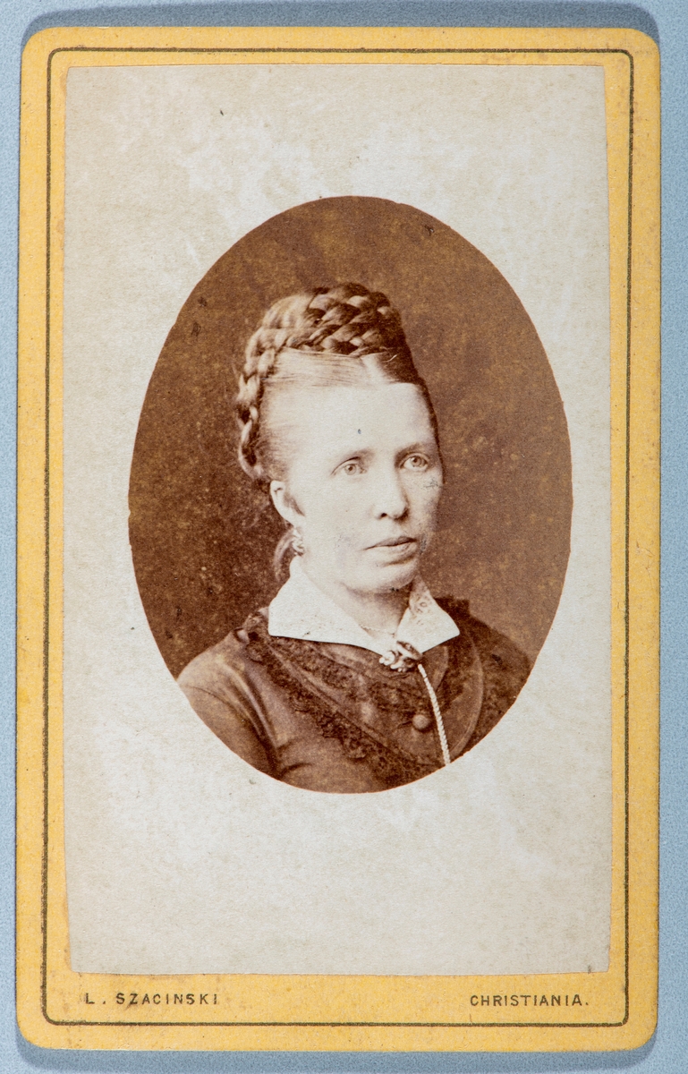 Portrett Lina Holte, født Langli. Gift med Johan Holte (f: 1839) som var kjøpmann i Soon. Carte visit og Kabinett bilder fra to fotoalbumer fra Holte Gård i Stange.