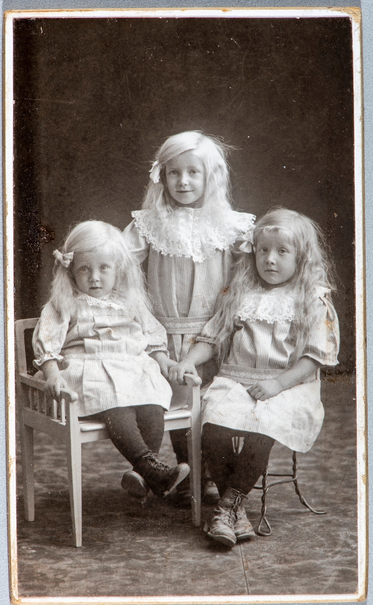Gruppe 3 barn,  flotte ukjente piker i hvite kjoler. Carte visit og Kabinett bilder fra to fotoalbumer fra Holte Gård i Stange.