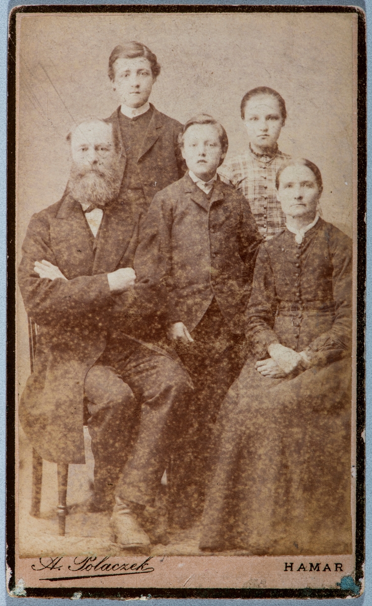 Familie gruppe 5 personer, Ola Holte med familie. Carte visit og Kabinett bilder fra to fotoalbumer fra Holte Gård i Stange.