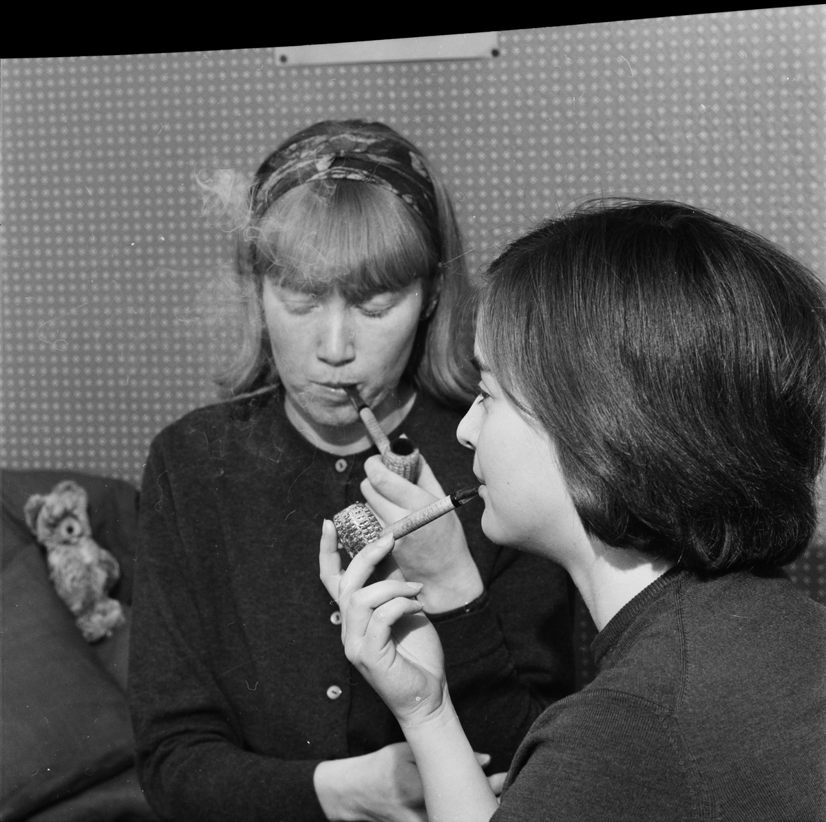 Studentliv - Karin Källner och Reidun Hannerz har bytt ut cigaretten mot pipa, Uppsala 1964