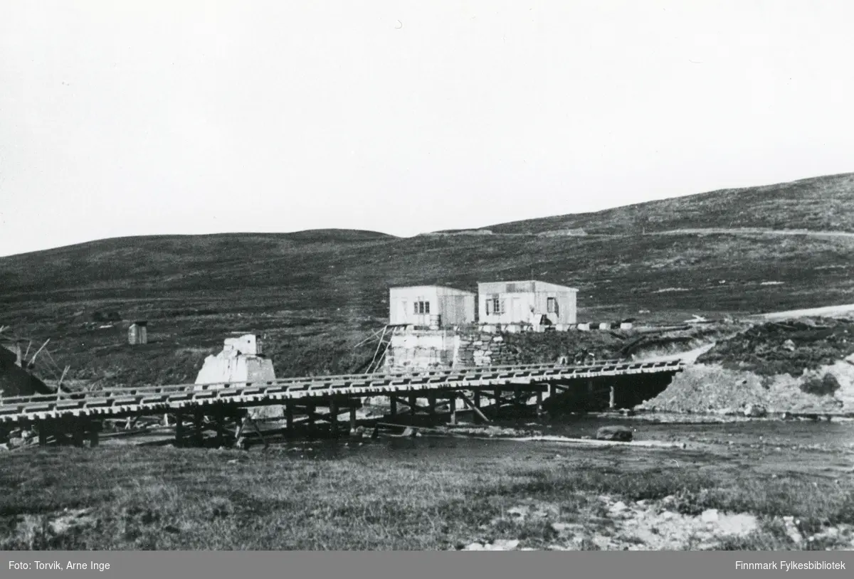 Ifjordfjellet i 1946. Storelv midlertidig bru, 5 t akseltrykk. 2 stk. enhetsbrakker på 4