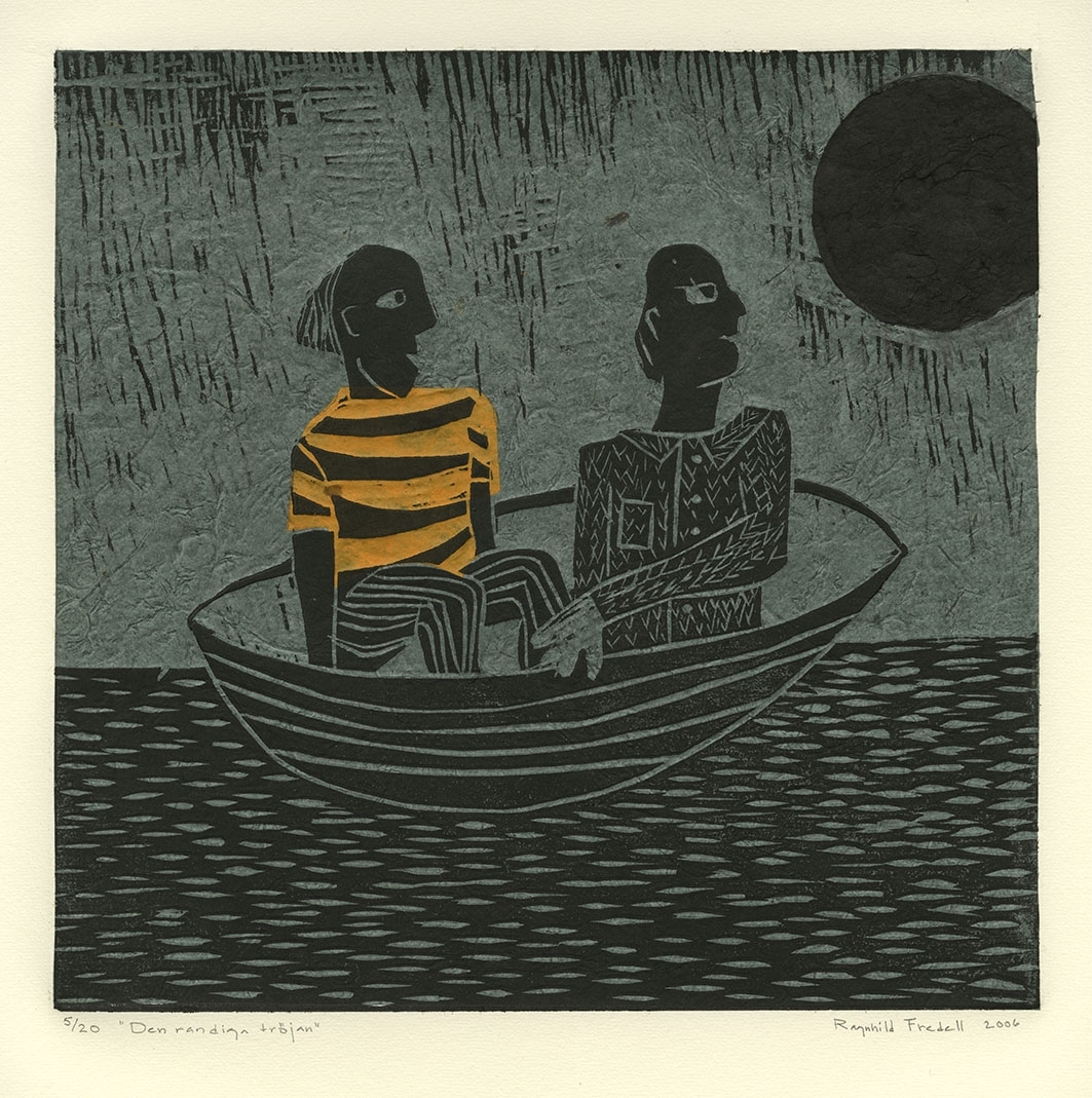 Två män sitter i en eka på sjön. Den ena bär randig tröja i brandgult och svart, den andra mönstrad skjorta.