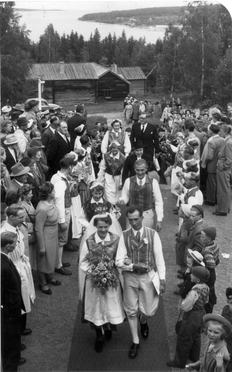 Brudfölje på väg till Spjutegården.Hembygdens och musikens dag juni 1950.