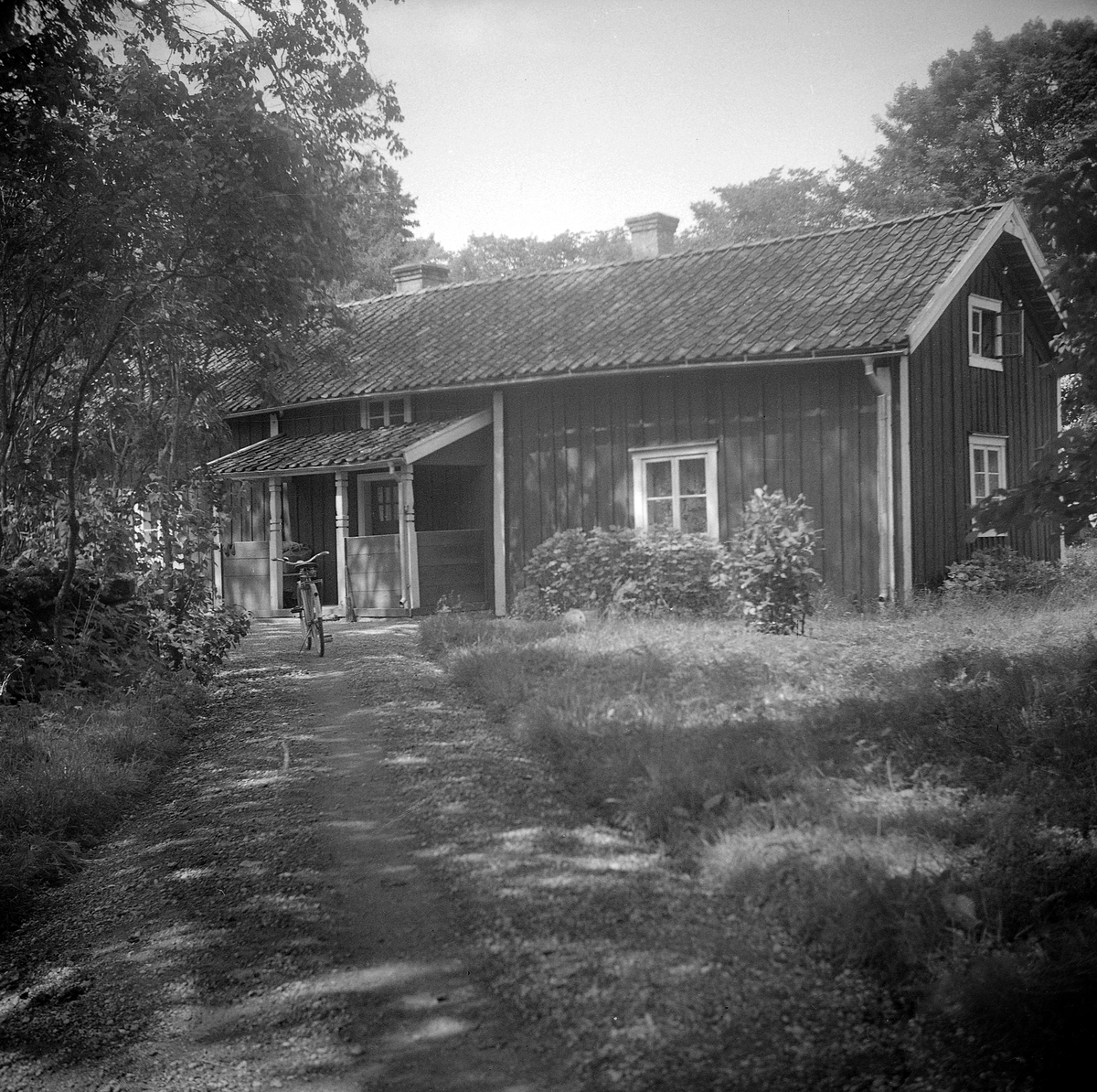 Äldre mangårdsbyggnad till Broby Norrgård i Skeppsås. Dokumenterad av Östergötlands museum 1945. Vy från sydost.