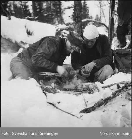 Två män gör upp eld. STF:s färdledarkurs vintern 1945, Grövelsjön