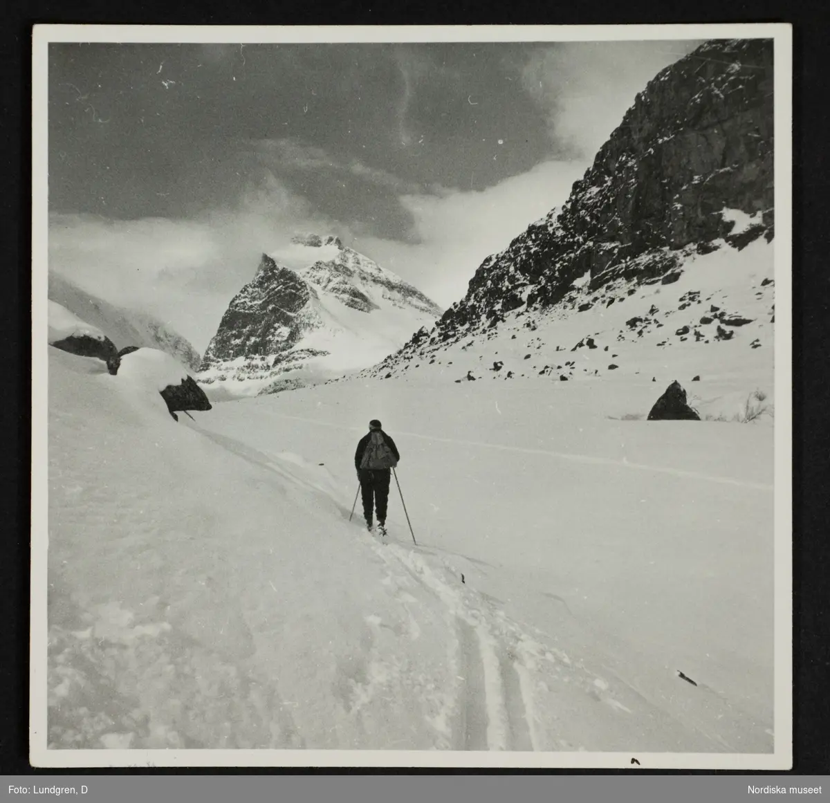 Ensam skidåkare bland bergen, 1934.