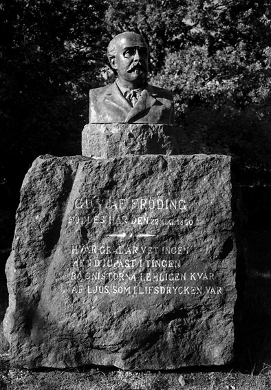 Minnesten med byst av Gustav Fröding. På stenen står texten " GUSTAV FRÖDING FÖDDES HÄR DEN 22 AUGUSTI 1860. HVAR GRAL ÄR VET INGEN MEN DJUPAST I TINGEN BO GNISTORNA HEMLIGEN KVAR AF LJUS SOM I LIFSDRYCKEN VAR"