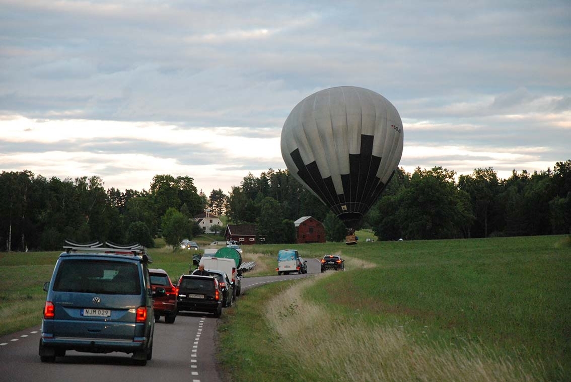 En luftballong på väg att landa på ett fält intill vägen mellan Adelöv och Hullaryd.