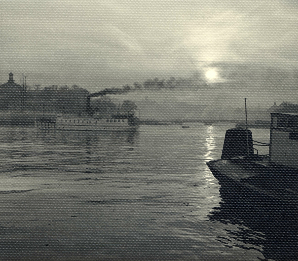 Båtar, varav en ångbåt, på Nybroviken i Stockholm en molnig dag. I bakgrunden Skeppsholmen.