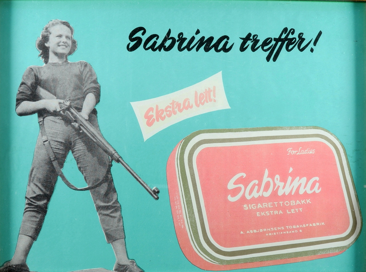 Kvinne med gevær ved siden av boks med Sabrina sigarettobakk. Over står teksten "Sabrina treffer!"