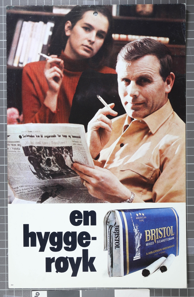 Mann sittende med avis og sigarett foran kvinne med sigarett. Under en pakke Bristol rulletobakk og teksten "En hygge-røyk"