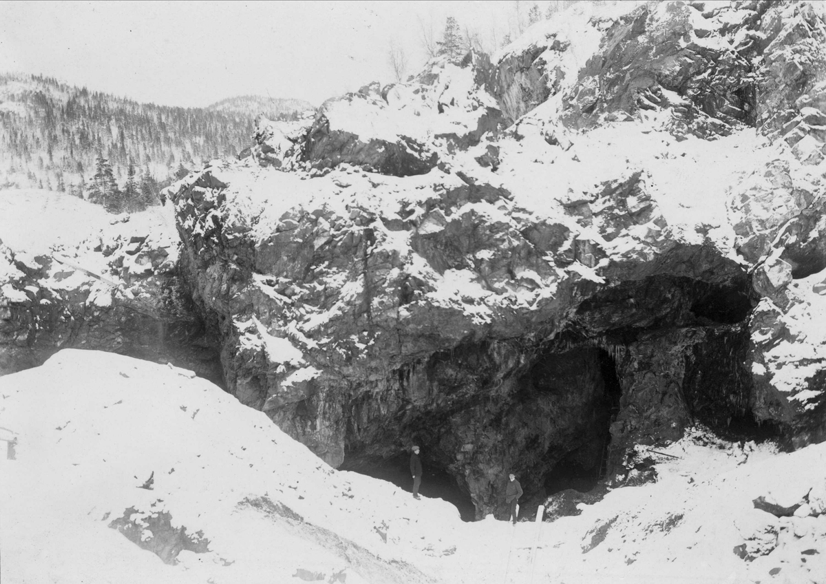 To personer foran inngangen til Dragset gruve om vinteren.