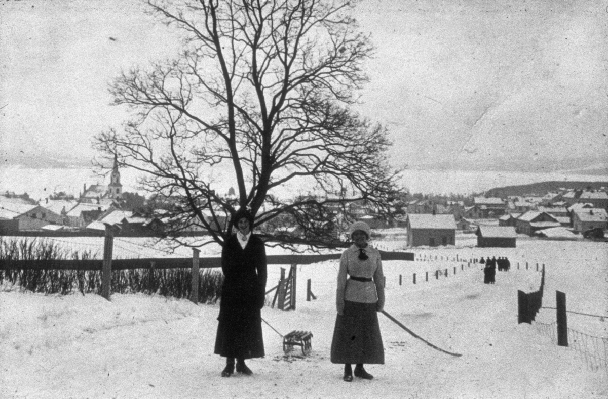 Utsikt fra Hunnsveien mot Gjøvik sentrum med utsikt mot Stadion og Gjøvik kirke. Fotografen har stått nedenfor Hunn. Margith Amundsen og Herborg Moe.