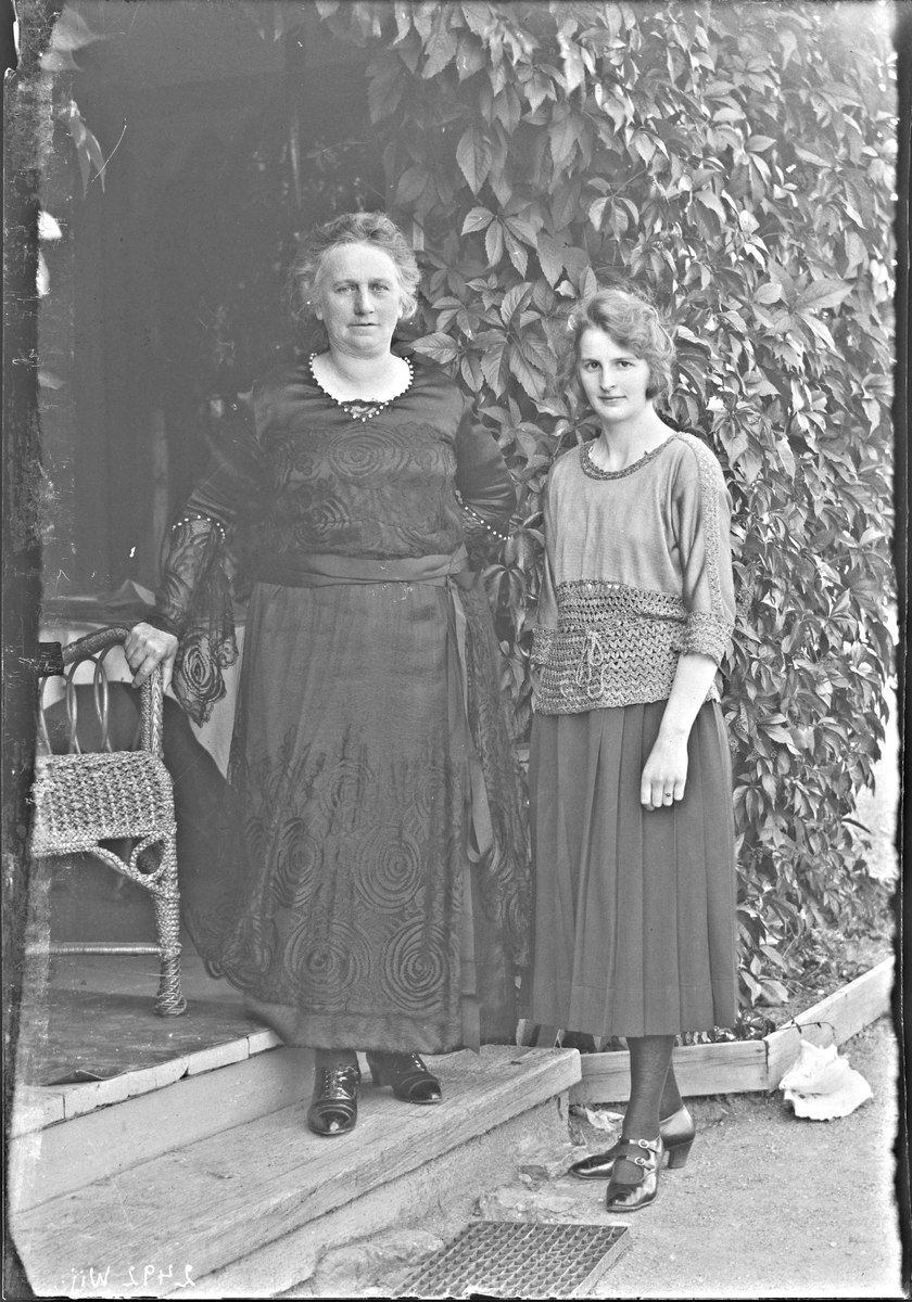 Fotografering beställd av Andersson. Föreställer sannolikt godsägaränkan Greta Karolina Olivia Blom (1864-1942) med hennes tjänarinna Elsa Linnéa Fredriksson (1903-1986).
