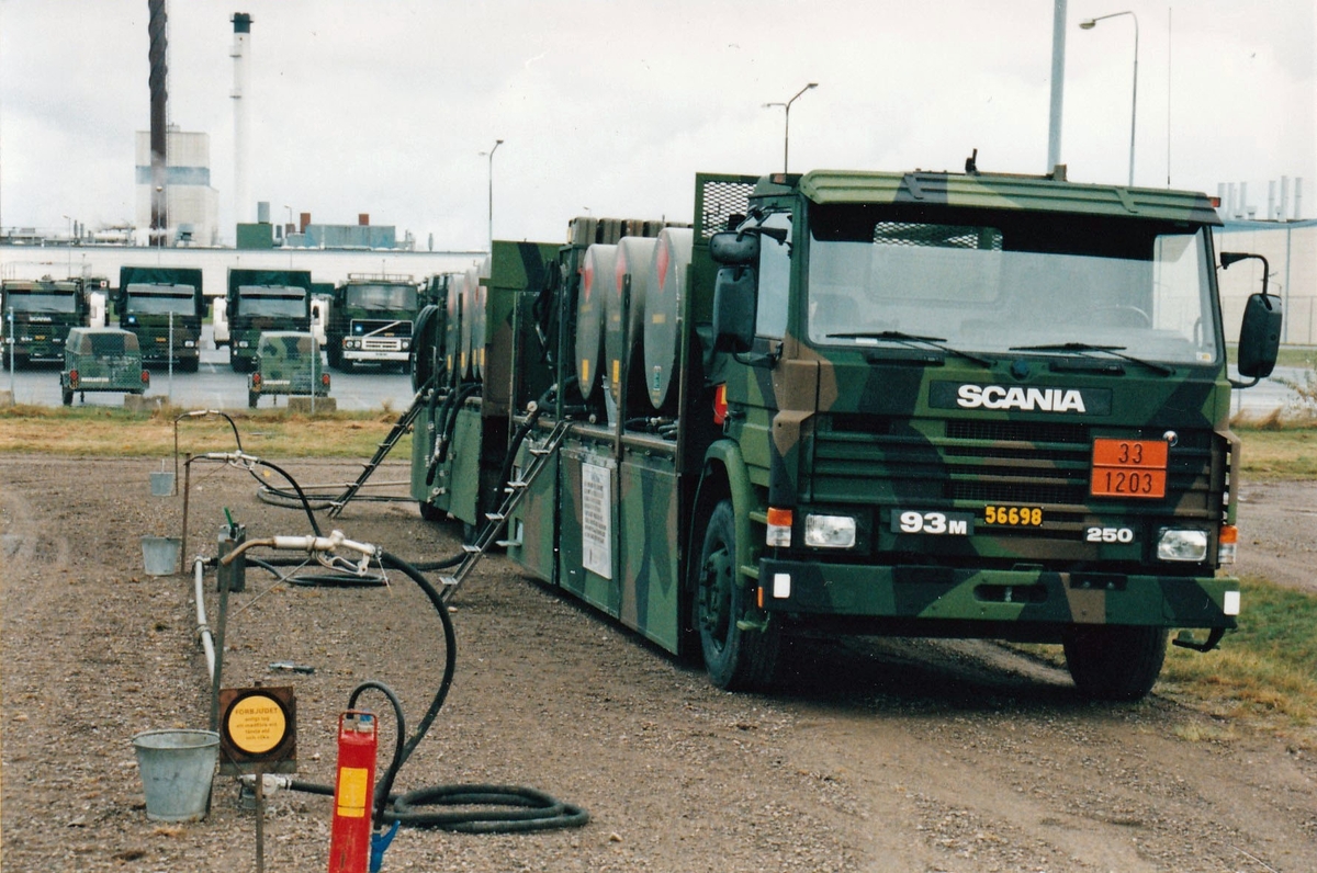 Göta Trängkår firar 90 år i Skövde den 28 sept 1995. Förevisningar. Drivmedelsbil. I bakgrunden Vovlos fabrik.
