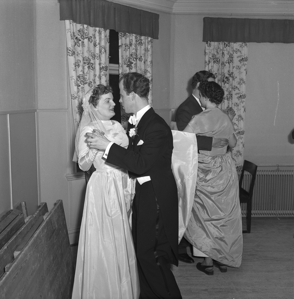 Sonja och Carl-Eric dansar på sitt bröllop. Februari 1953. Efternamn okänt.