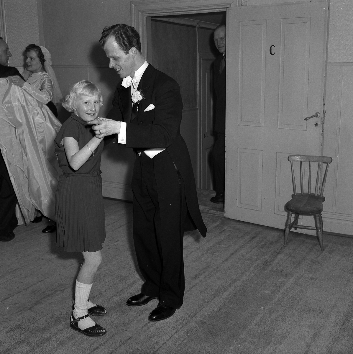 Dans vid Sonjas och Carl-Erics bröllop. Februari 1953. Efternamn okänt.