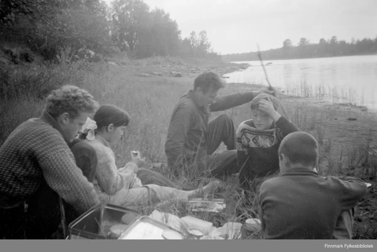"På fisketur med pappa", på 1960-tallet. Fra venstre: Leif Torbjørn, Åshild, Georg Sture Betten, Oddvar og Kjell Sture.
