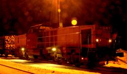 Diesellokomotiv Di 8 717 med tømmertog på Røros stasjon