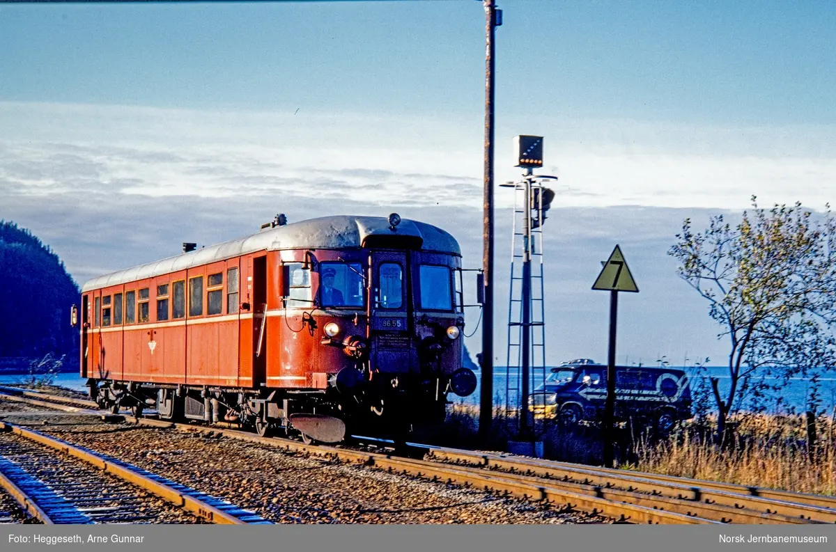 Dieselmotorvogn BM 86 55 med persontog på Hell stasjon