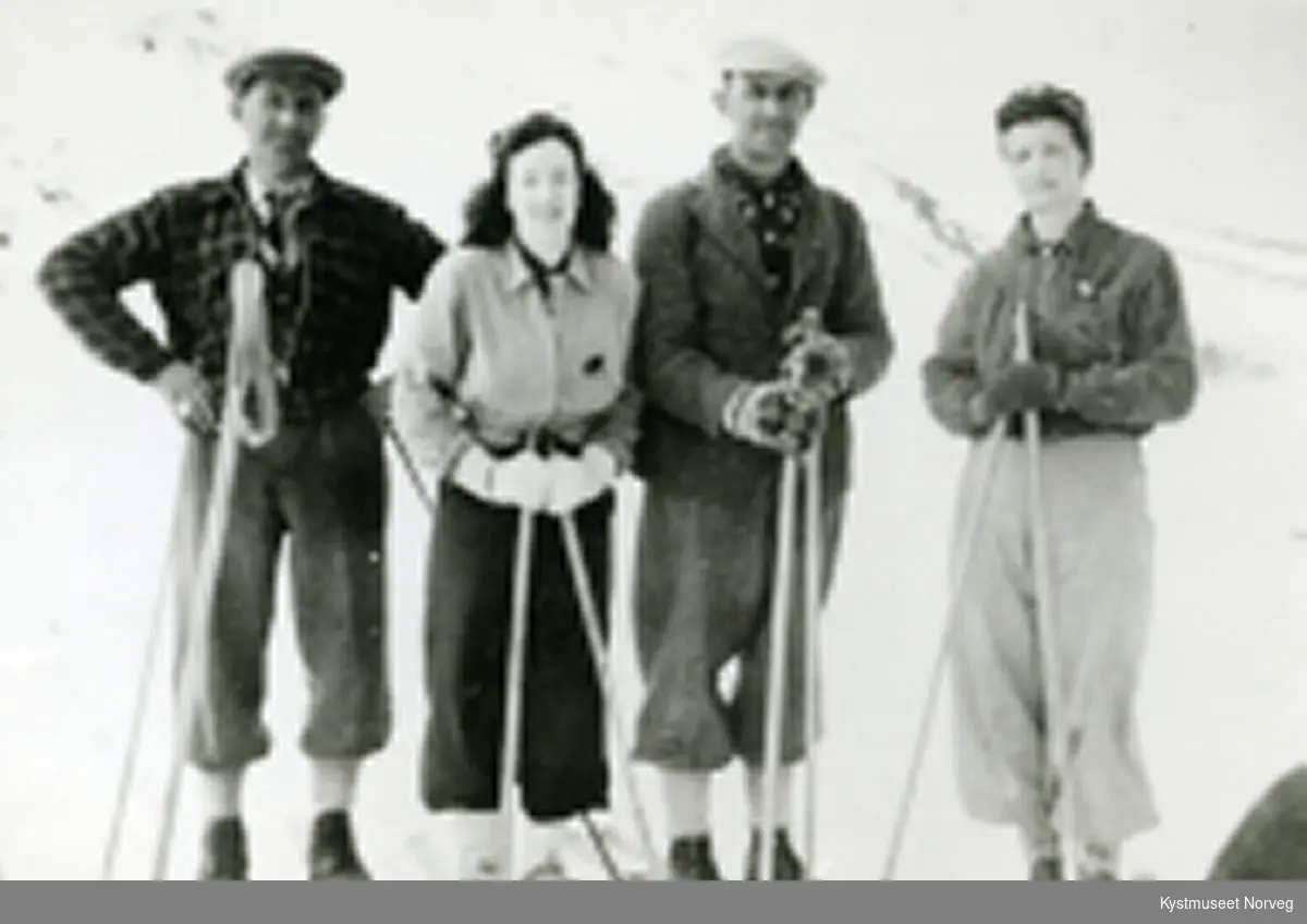 Kvinner og menn på skitur i Flatanger